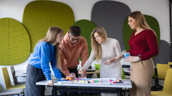 Business Intelligence – analiza danych | Studia podyplomowe w Szczecinie | Uniwersytet WSB Merito Szczecin: grupa studentów realizujące projekt na zajęciach na WSB Merito Szczecin