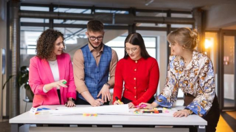 Zarządzanie kryzysowe i ochrona ludności | Studia II stopnia w Szczecinie | Uniwersytet WSB Merito Szczecin: Grupa studentów realizująca projekt na Uczelni WSB Merito Szczecin