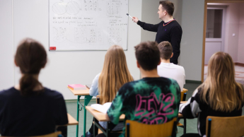 Psychologia zarządzania zasobami ludzkimi | Studia I stopnia w Szczecinie | Uniwersytet WSB Merito Szczecin: grupa studentów na zajęciach z statystki