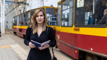 Logistyka | Studia II stopnia w Szczecinie | Uniwersytet WSB Merito Szczecin: studentka przy tramwaju
