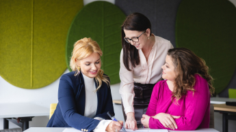 Administracja i bezpieczeństwo wewnętrzne | Studia II stopnia ze studiami podyplomowymi w Szczecinie | Uniwersytet WSB Merito Szczecin: Uczestniczki studiów MBA pracują przy stole- Uniwersytet WSB Merito w Szczecinie