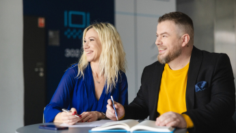 MBA Zarządzanie w podmiotach leczniczych | Studia MBA w Szczecinie | Uniwersytet WSB Merito Szczecin: Uczestnicy studiów MBA piszą notatki przy stole- Uniwersytet WSB Merito w Szczecinie