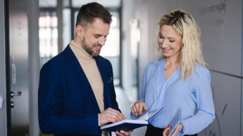 Master of Business Administration | Studia MBA w Szczecinie | Uniwersytet WSB Merito Szczecin: uczestnicy MBA rozmawiają na korytarzu