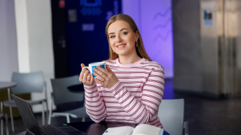Zarządzanie | Studia I stopnia w Szczecinie | Uniwersytet WSB Merito Szczecin: studentka z kubkiem