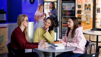 Dietetyka i promocja zdrowia | Studia I stopnia w Szczecinie | Uniwersytet WSB Merito Szczecin: studentki w bufecie