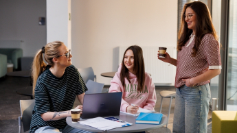 Wyniki wyszukiwania | Uniwersytet WSB Merito Szczecin: studentki w czasie rozmowy