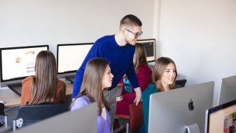 Programowanie | Studia I stopnia w Szczecinie | Uniwersytet WSB Merito Szczecin: studenci w sali informatycznej