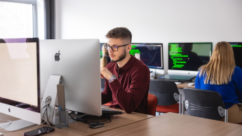 Logistyka i spedycja międzynarodowa | Studia I stopnia w Szczecinie | Uniwersytet WSB Merito Szczecin: student przy laptopie
