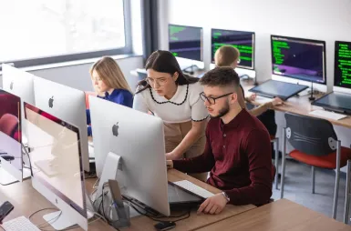 ABC studenta | Uniwersytet WSB Merito Szczecin: grupa studentów w sali komputerowej