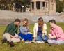Uniwersytety WSB Merito na czołowych miejscach w rankingach regionalnych! | Aktualności | Uniwersytet WSB Merito Szczecin: Grupa studentów siedzi na trawie i wspólnie uczy się z książek w plenerze.