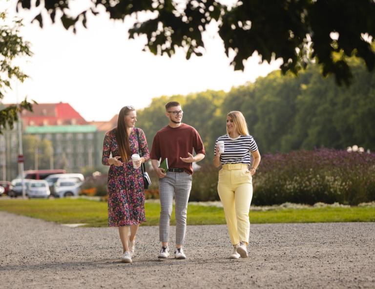Przeniesienie z innej uczelni w Szczecinie | Uniwersytet WSB Merito Szczecin: studenci spacerujący po parku