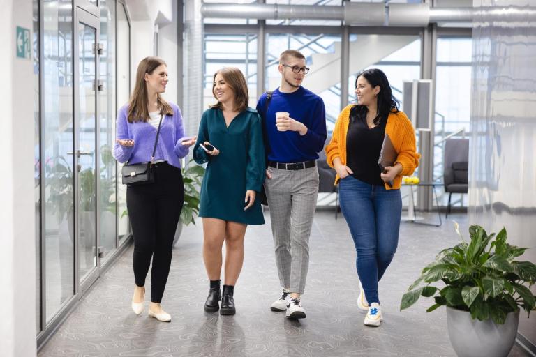 Centrum Badań i Komercjalizacji | Uniwersytet WSB Merito Szczecin: Studenci rozmawiają spacerując korytarzem podczas przerwy.