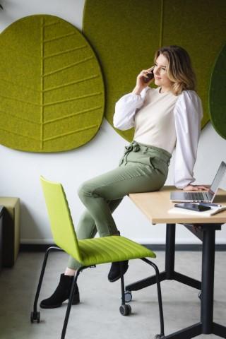 Wyniki wyszukiwania | Uniwersytet WSB Merito Szczecin: studentka w sali rozmawiająca przez telefon