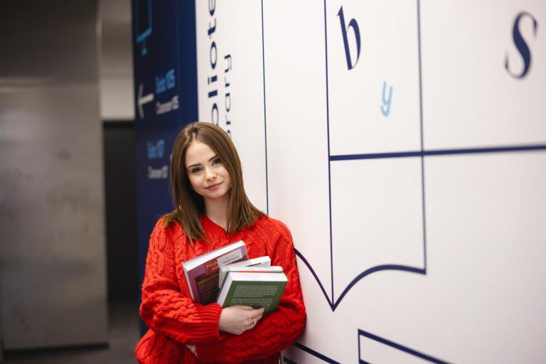 Rankingi i akredytacje | Uniwersytet WSB Merito Szczecin: studentka z książkami