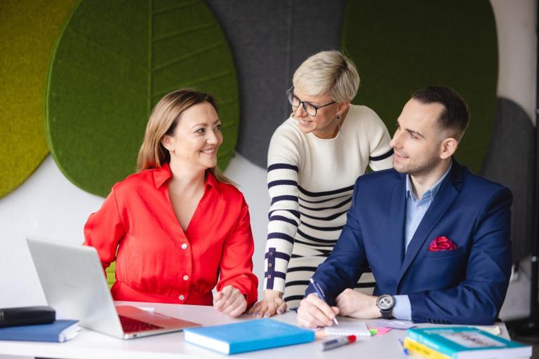 Front-end Developer | Studia I stopnia w Szczecinie | Uniwersytet WSB Merito Szczecin: Rozmowa przy kreatywnej pracy z komputerem na Uniwersytecie WSB Merito.
