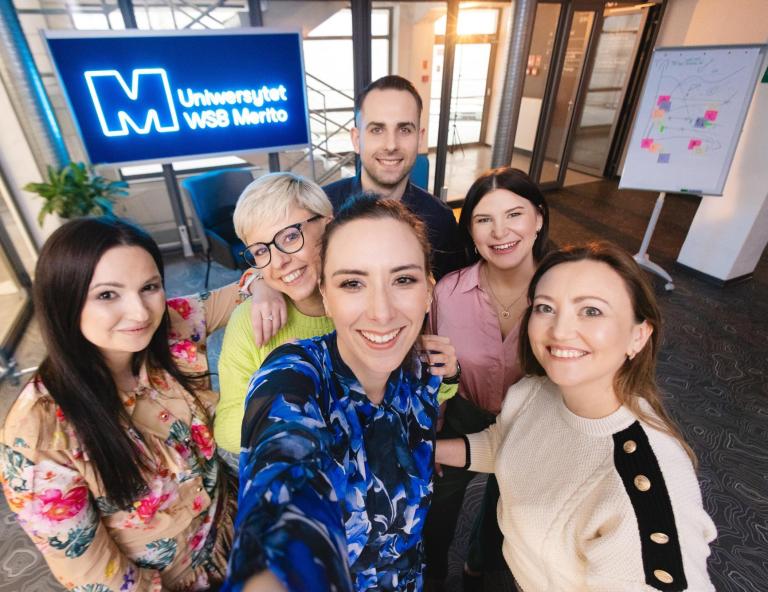 Wyniki wyszukiwania | Uniwersytet WSB Merito Szczecin: Grupa studentów robiąca sobie selfie