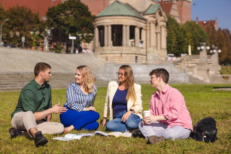 Studia I stopnia w Szczecinie | Uniwersytet WSB Merito Szczecin: grupa studentów ucząca się w plenerze