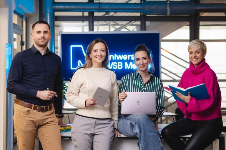 Finanse i rachunkowość | Studia II stopnia ze studiami podyplomowymi w Szczecinie | Uniwersytet WSB Merito Szczecin: Studenci UWSB razem w nowoczesnym wnętrzu uczelni.