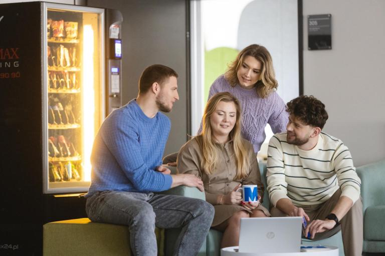 Strefa studenta | Uniwersytet WSB Merito Szczecin: grupa studentów w strefie studenta na uczelni
