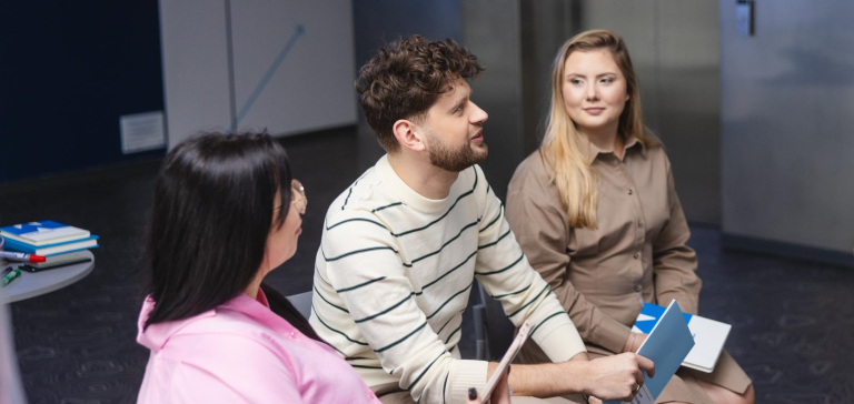 Zarządzanie nowoczesnymi usługami biznesowymi | Studia II stopnia w Szczecinie | Uniwersytet WSB Merito Szczecin: Grupa studentów na korytarzu.