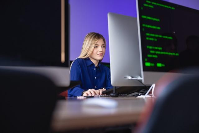 Cyberbezpieczeństwo i obrona cybernetyczna | Studia II stopnia ze studiami podyplomowymi  | Uniwersytet WSB Merito Szczecin: studentka przy komputerze na Uczelni WSB Merito Szczecin