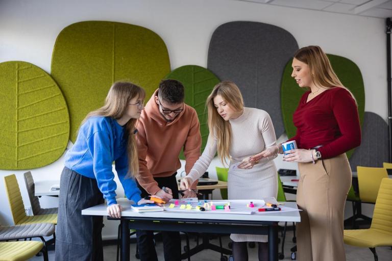 Administracja i bezpieczeństwo wewnętrzne | Studia II stopnia w Szczecinie | Uniwersytet WSB Merito Szczecin: grupa studentów realizujące projekt na zajęciach na WSB Merito Szczecin