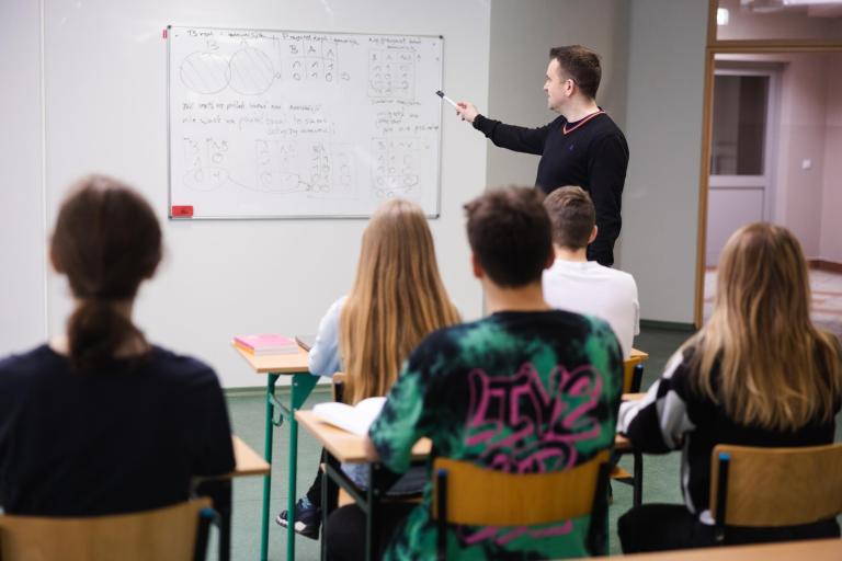 Logistyka | Studia II stopnia ze studiami podyplomowymi w Szczecinie | Uniwersytet WSB Merito Szczecin: grupa studentów na zajęciach z statystki