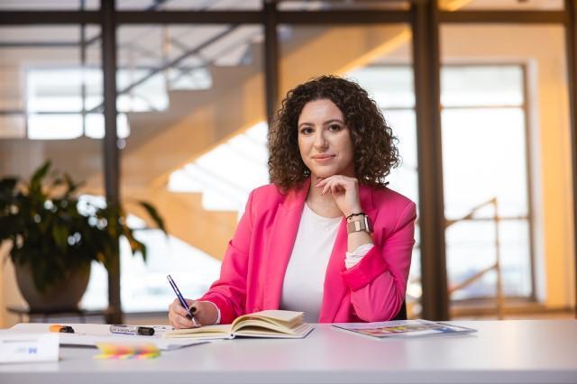 Administracja i bezpieczeństwo wewnętrzne | Studia II stopnia ze studiami podyplomowymi w Szczecinie | Uniwersytet WSB Merito Szczecin: studentka przy biurku na uczelni WSB Merito Szczecin