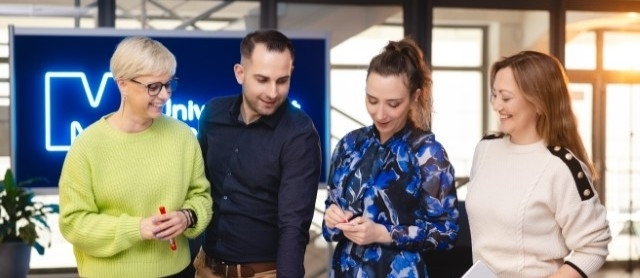 Wyniki wyszukiwania | Uniwersytet WSB Merito Szczecin: Studenci realizujący projekt przy stole na uzczelni WSB Merito