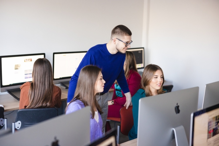 Software Development | Studia I stopnia w Szczecinie | Uniwersytet WSB Merito Szczecin: studenci w sali informatycznej