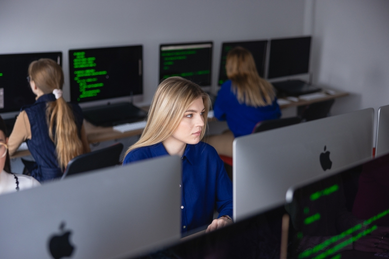 Front-end Developer | Studia I stopnia w Szczecinie | Uniwersytet WSB Merito Szczecin: studentka przy laptopie