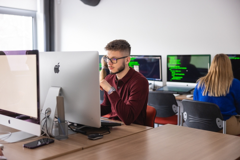 Inżynieria sieci, systemów i bezpieczeństwa IT | Studia I stopnia w Szczecinie | Uniwersytet WSB Merito Szczecin: student przy laptopie