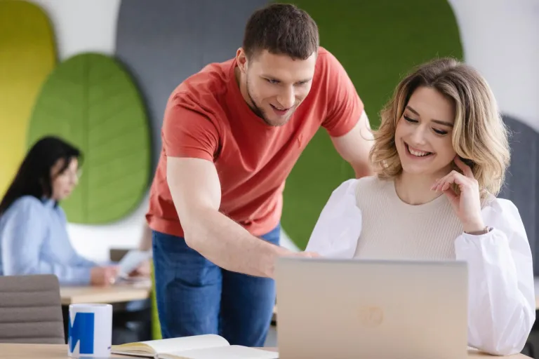 Content marketing – tworzenie treści marketingowych | Studia I stopnia w Szczecinie | Uniwersytet WSB Merito Szczecin: student i studentka przy laptopie
