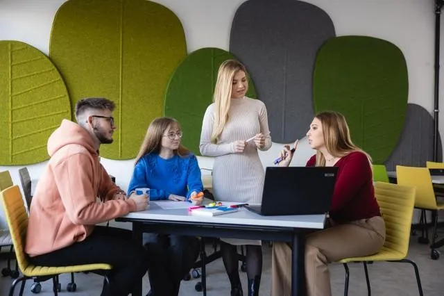 Finanse i rachunkowość | Studia I stopnia w Szczecinie | Uniwersytet WSB Merito Szczecin: grupa studentów dyskutująca nad projektem