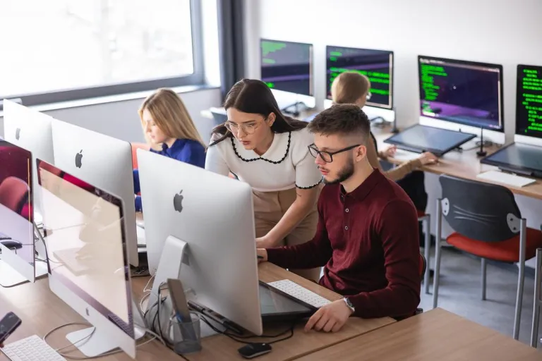 Sztuczna inteligencja | Studia I stopnia w Szczecinie | Uniwersytet WSB Merito Szczecin: grupa studentów w sali komputerowej