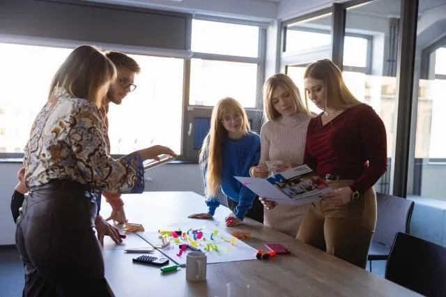 Administracja i bezpieczeństwo wewnętrzne | Studia II stopnia w Szczecinie | Uniwersytet WSB Merito Szczecin: Grupa studentów realizuje projekt na Uczelni WSB Merito Szczecin