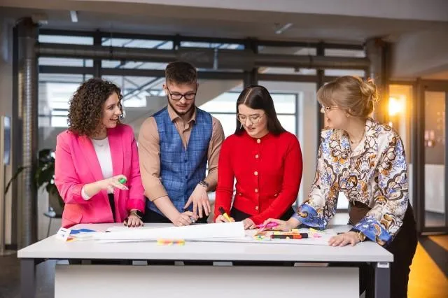 Zarządzanie | Studia I stopnia w Szczecinie | Uniwersytet WSB Merito Szczecin: Grupa studentów realizująca projekt na Uczelni WSB Merito Szczecin