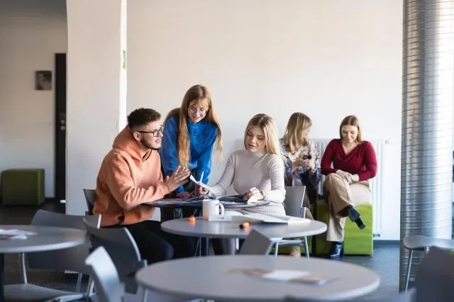 Zarządzanie nowoczesnymi usługami biznesowymi | Studia II stopnia w Szczecinie | Uniwersytet WSB Merito Szczecin: grupa studentów na korytarzu na Uczelni WSB Merito Szczecin