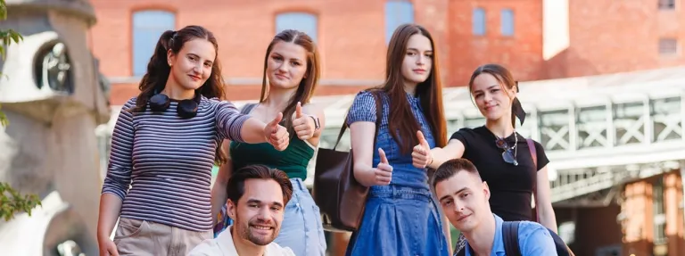 Turbo Weekendy – Największe Powtórki Maturalne w Polsce! | Aktualności | Uniwersytet WSB Merito Szczecin: Grupa młodych ludzi pokazuje kciuki w górę