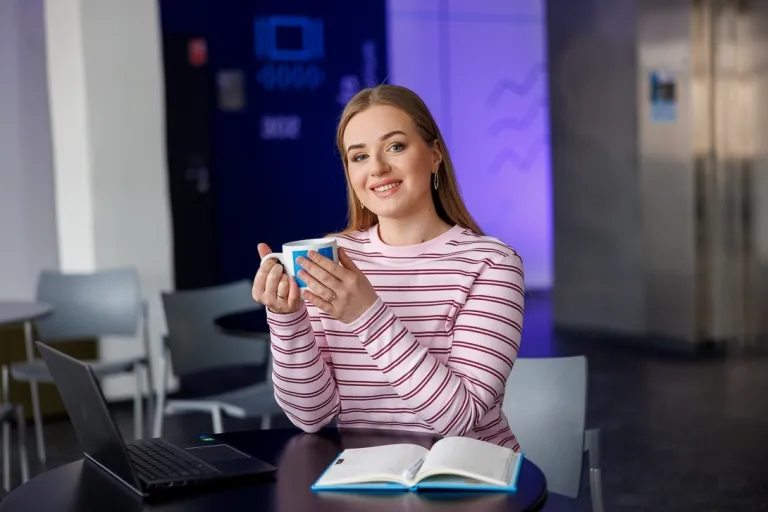 Wyniki wyszukiwania | Uniwersytet WSB Merito Szczecin: studentka z kubkiem