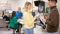 Inżynier automatyzacji i robotyzacji | Studia I stopnia w Toruniu | Uniwersytet WSB Merito w Toruniu: dwoje uśmiechniętych studentów w uniwersyteckim laboratorium inżynierii
