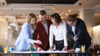 Zarządzanie jakością i produkcją w branży produkcyjnej | Studia podyplomowe w Toruniu | Uniwersytet WSB Merito w Toruniu: uczestnicy studiów podyplomowych pracują nad projektem - Uniwersytet WSB Merito w Toruniu