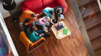 Sprzedaż i e-commerce | Uniwersytet WSB Merito w Toruniu: Toruń galeria prac - Grupa studentów pracująca przy laptopie 