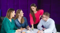 Marketing i sprzedaż | Studia II stopnia ze studiami podyplomowymi w Toruniu | Uniwersytet WSB Merito w Toruniu: Główna grafika: Toruń - studia I stopnia - grupa uśmiechniętych studentów przy projekcie