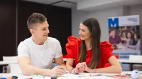 Finanse i rachunkowość | Studia II stopnia ze studiami podyplomowymi w Toruniu | Uniwersytet WSB Merito w Toruniu: Toruń - studia I stopnia - dwoje studentów patrzących na siebie