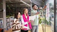 Sprzedaż i e-commerce | Studia II stopnia w Toruniu | Uniwersytet WSB Merito w Toruniu: Główna grafika: Toruń - studia I stopnia - grupa uśmiechniętych studentów w bibliotece