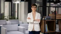 Trener biznesu i rozwoju organizacji | Studia podyplomowe w Toruniu | Uniwersytet WSB Merito w Toruniu: Główna grafika: Toruń - studia podyplomowe - Uczestniczka studiów podyplomowych pozująca do zdjęcia