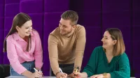 Marketing i sprzedaż | Studia II stopnia w Toruniu | Uniwersytet WSB Merito w Toruniu: Grafika główna: poznaj uniwersytet - grupa 3 studentów przygotowuje się do zajęć w strefie studenta