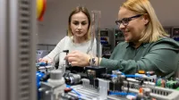 Sztuczna inteligencja w automatyzacji biznesu | Studia podyplomowe w Toruniu | Uniwersytet WSB Merito w Toruniu: Wykładowczyni i studentka pracują w laboratorium inżynierii