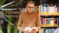 Pedagogika | Studia II stopnia w Toruniu | Uniwersytet WSB Merito w Toruniu: Mężczyzna czytający książkę
